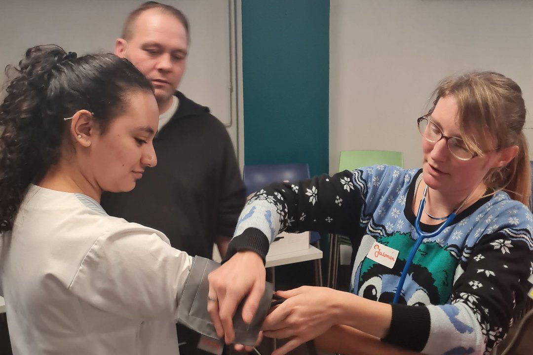 Azubis bei der Arbeit am Touchpoint