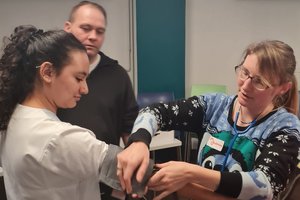 Azubis bei der Arbeit am Touchpoint