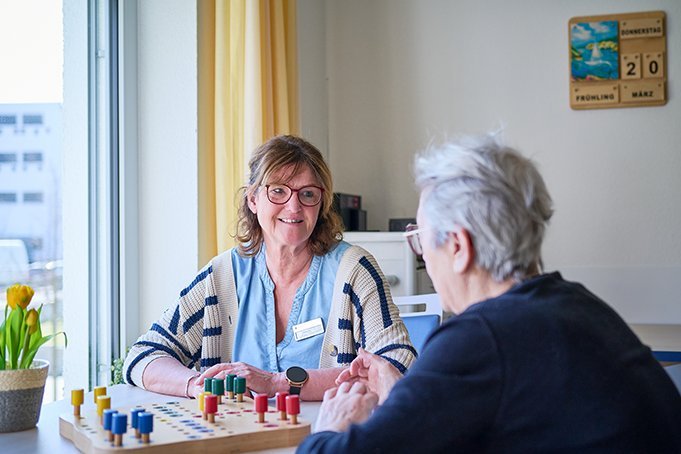 Demenzbegleiterin bei der Arbeit